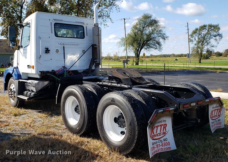 image for item DG8818 2007 Volvo VN semi truck