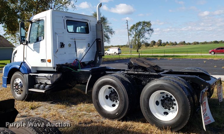 image for item DG8818 2007 Volvo VN semi truck