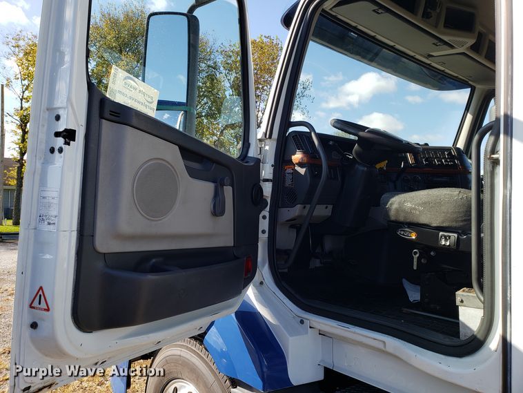 image for item DG8818 2007 Volvo VN semi truck