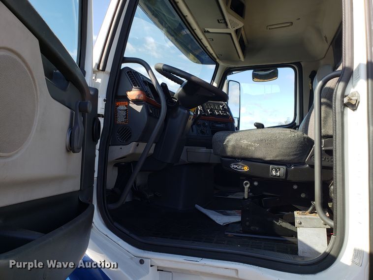 image for item DG8818 2007 Volvo VN semi truck