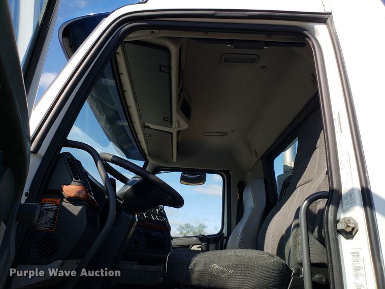 image for item DG8818 2007 Volvo VN semi truck