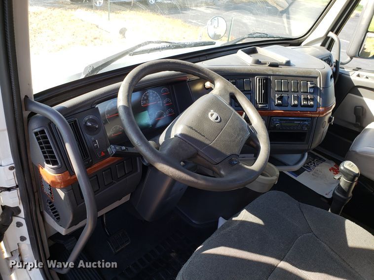 image for item DG8818 2007 Volvo VN semi truck