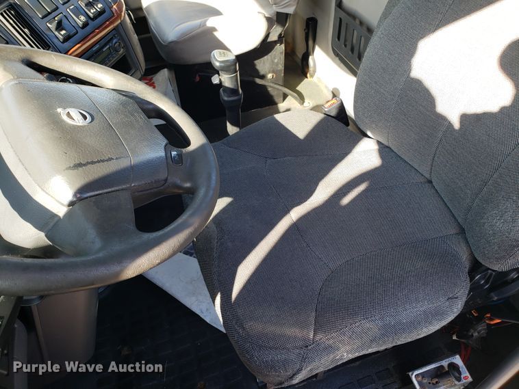 image for item DG8818 2007 Volvo VN semi truck