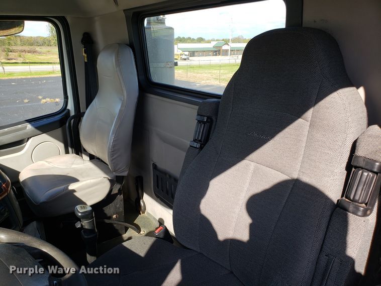 image for item DG8818 2007 Volvo VN semi truck