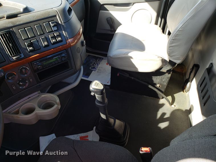 image for item DG8818 2007 Volvo VN semi truck