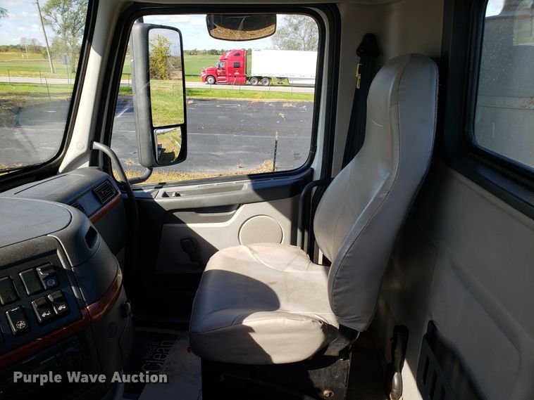 image for item DG8818 2007 Volvo VN semi truck