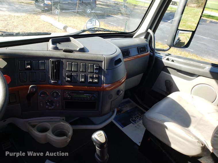 image for item DG8818 2007 Volvo VN semi truck