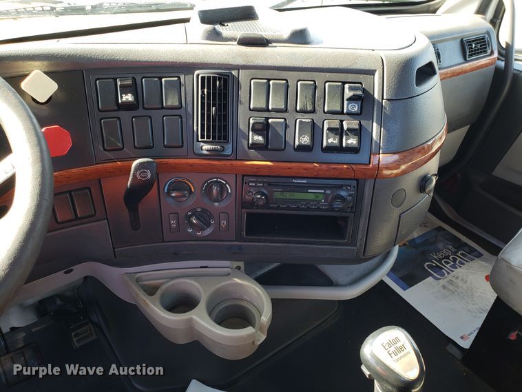 image for item DG8818 2007 Volvo VN semi truck