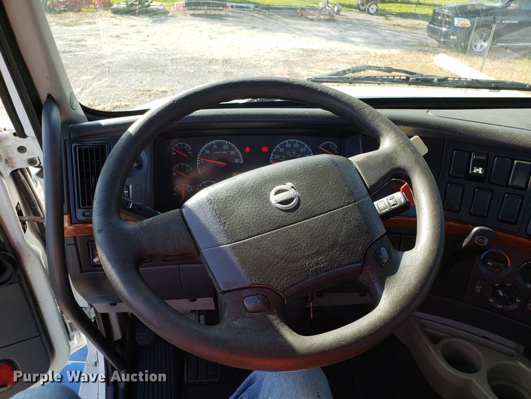 image for item DG8818 2007 Volvo VN semi truck