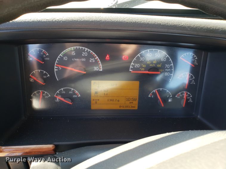 image for item DG8818 2007 Volvo VN semi truck