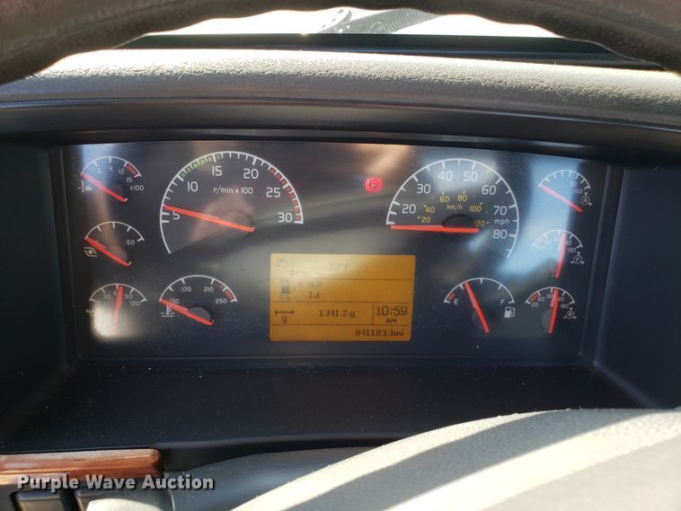 image for item DG8818 2007 Volvo VN semi truck