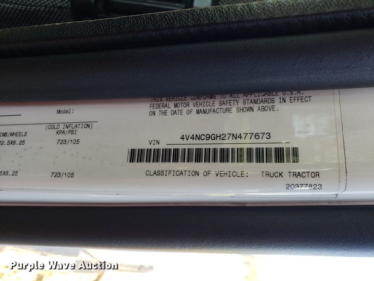 image for item DG8818 2007 Volvo VN semi truck