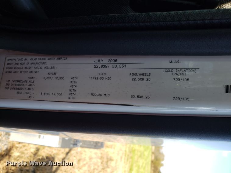 image for item DG8818 2007 Volvo VN semi truck