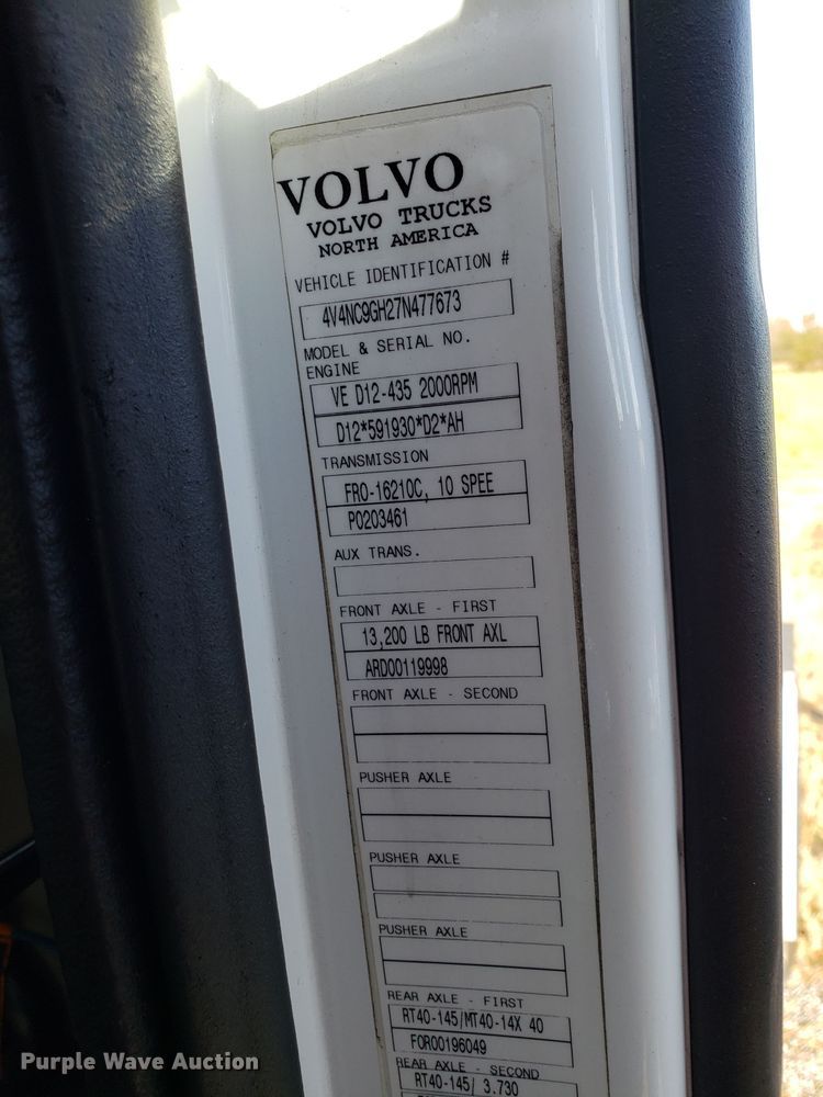 image for item DG8818 2007 Volvo VN semi truck