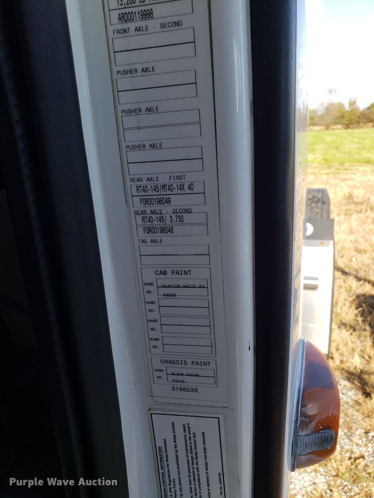 image for item DG8818 2007 Volvo VN semi truck