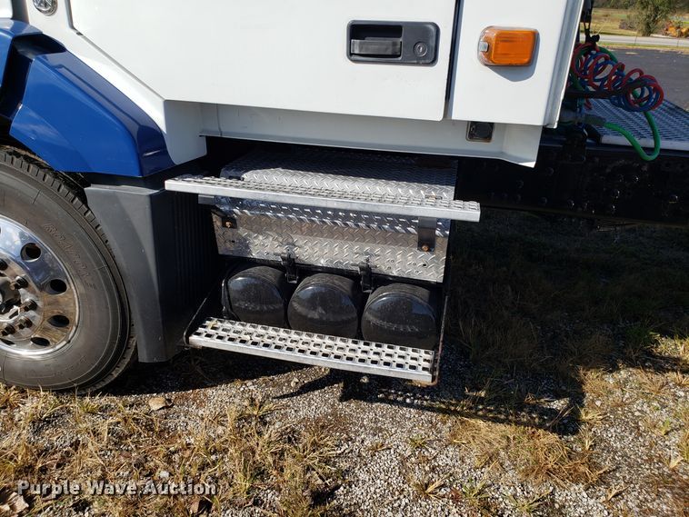 image for item DG8818 2007 Volvo VN semi truck