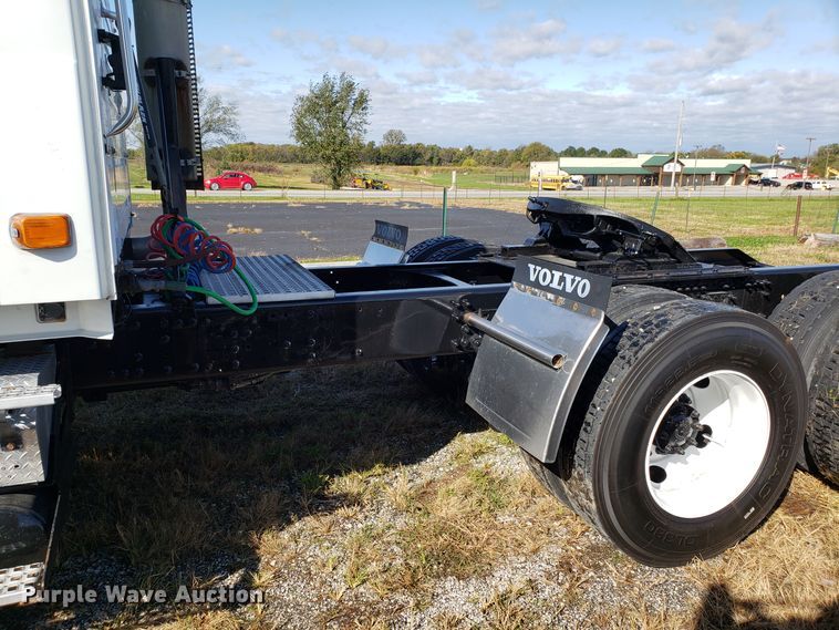 image for item DG8818 2007 Volvo VN semi truck