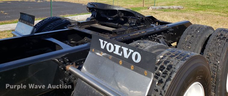 image for item DG8818 2007 Volvo VN semi truck