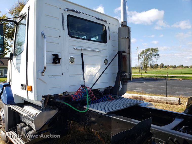 image for item DG8818 2007 Volvo VN semi truck