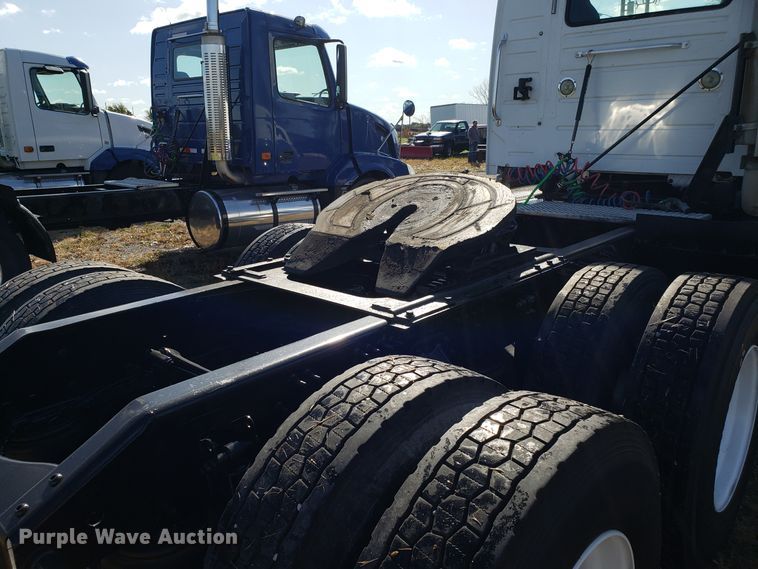 image for item DG8818 2007 Volvo VN semi truck