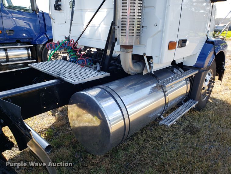 image for item DG8818 2007 Volvo VN semi truck