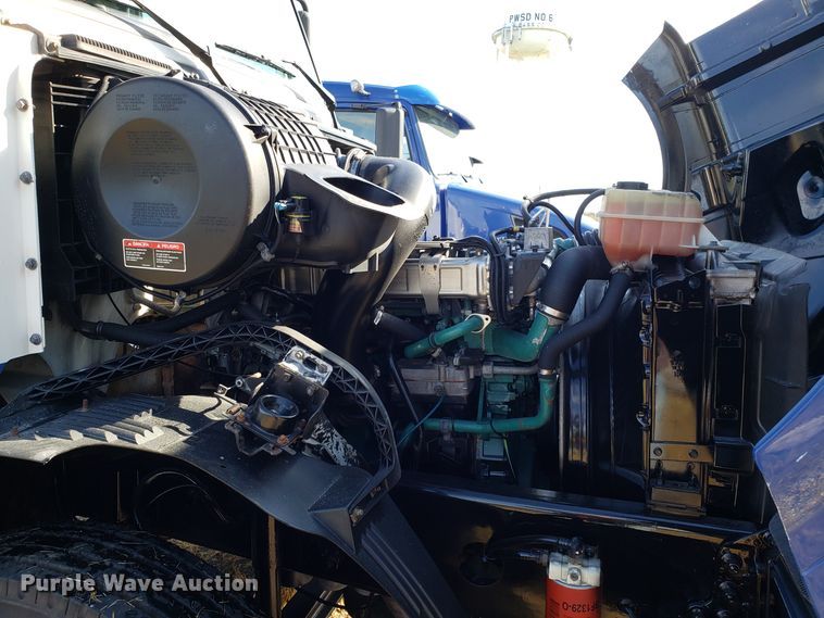 image for item DG8818 2007 Volvo VN semi truck