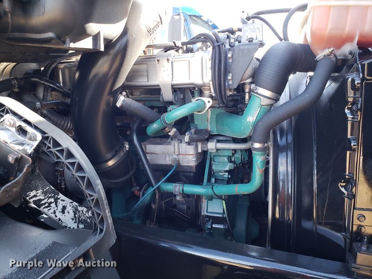 image for item DG8818 2007 Volvo VN semi truck