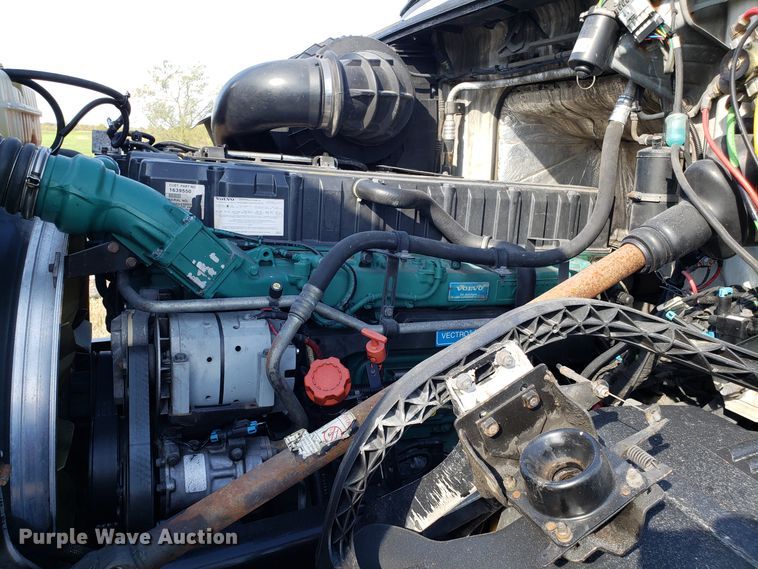 image for item DG8818 2007 Volvo VN semi truck