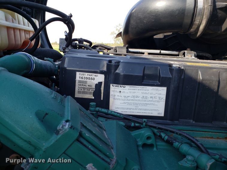 image for item DG8818 2007 Volvo VN semi truck