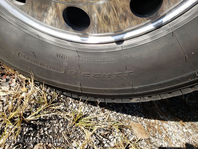 image for item DG8818 2007 Volvo VN semi truck