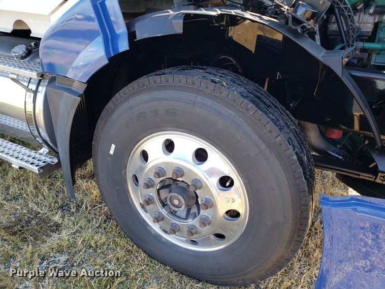 image for item DG8818 2007 Volvo VN semi truck