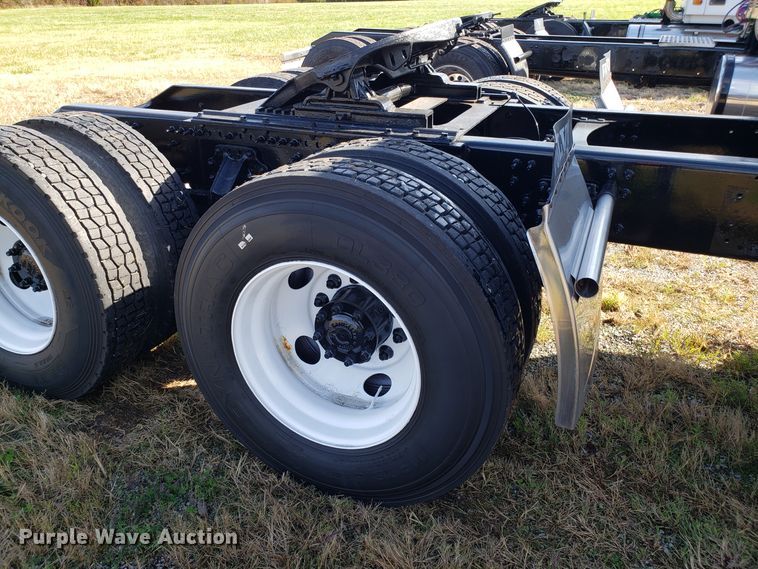 image for item DG8818 2007 Volvo VN semi truck