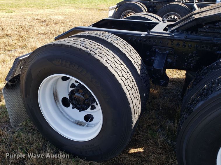 image for item DG8818 2007 Volvo VN semi truck