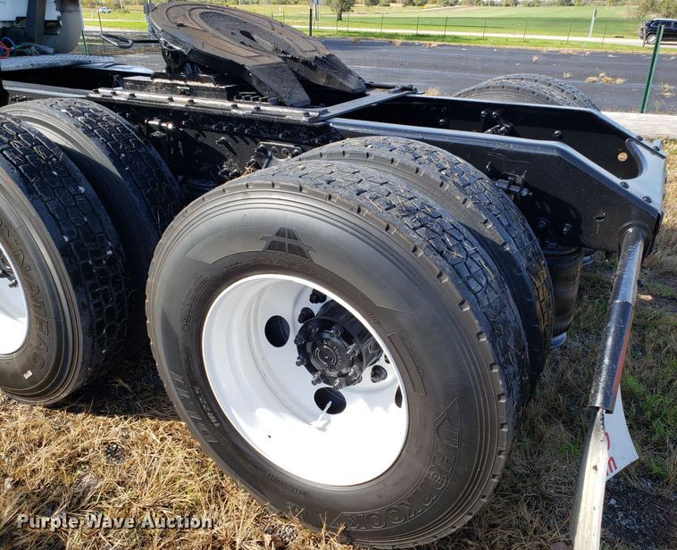 image for item DG8818 2007 Volvo VN semi truck