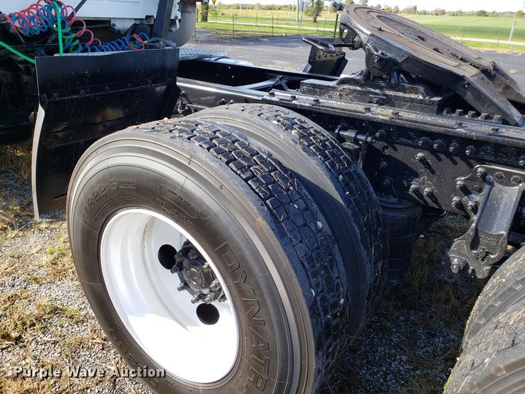 image for item DG8818 2007 Volvo VN semi truck