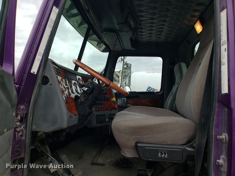 image for item DG8820 2006 Western Star 4900EX semi truck