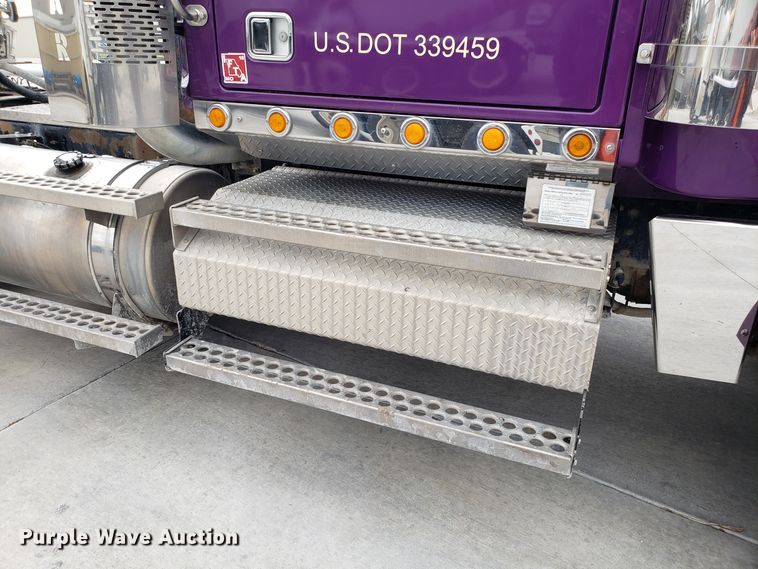 image for item DG8820 2006 Western Star 4900EX semi truck