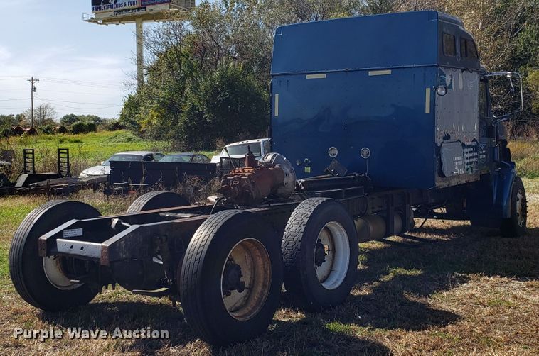 image for item DG8857 2006 International 9400i truck cab and chassis