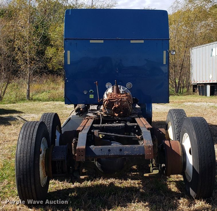 image for item DG8857 2006 International 9400i truck cab and chassis