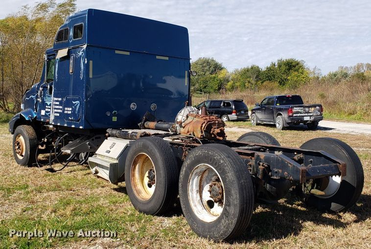 image for item DG8857 2006 International 9400i truck cab and chassis