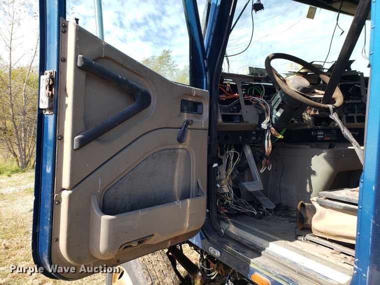 image for item DG8857 2006 International 9400i truck cab and chassis