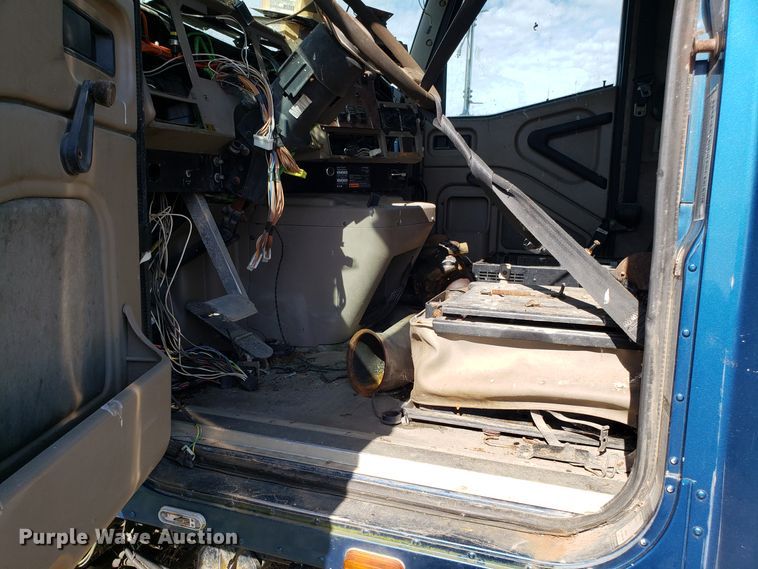 image for item DG8857 2006 International 9400i truck cab and chassis