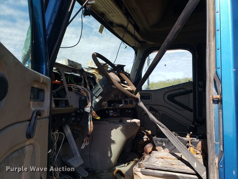 image for item DG8857 2006 International 9400i truck cab and chassis