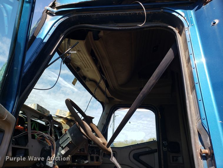 image for item DG8857 2006 International 9400i truck cab and chassis