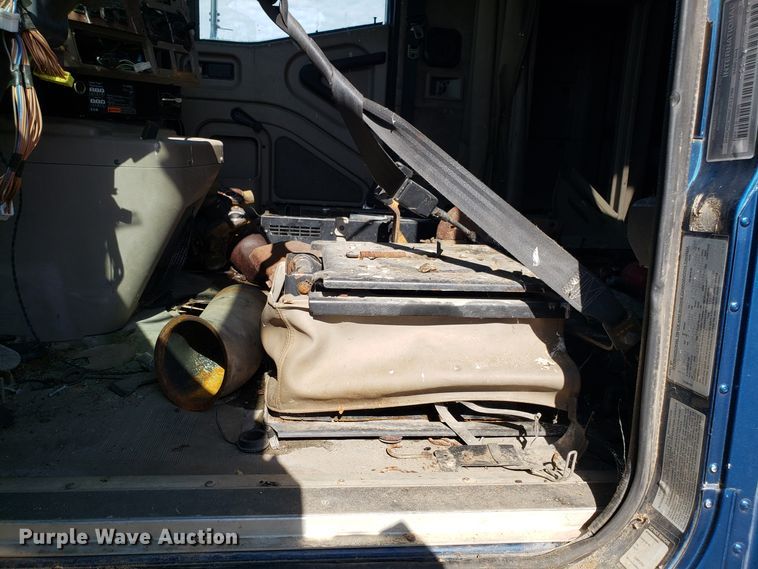 image for item DG8857 2006 International 9400i truck cab and chassis