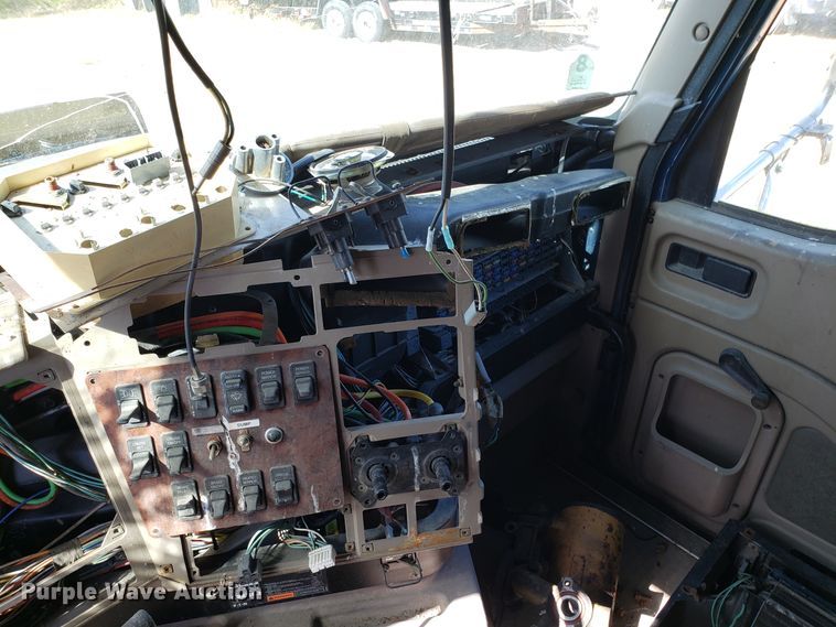 image for item DG8857 2006 International 9400i truck cab and chassis