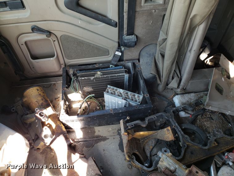 image for item DG8857 2006 International 9400i truck cab and chassis