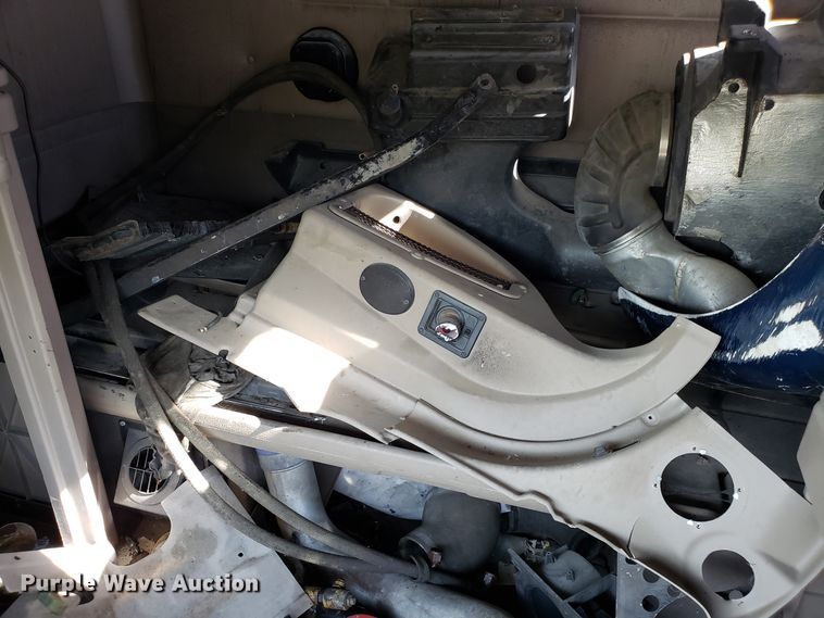 image for item DG8857 2006 International 9400i truck cab and chassis