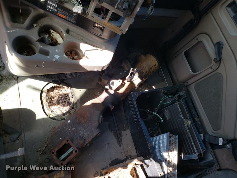 image for item DG8857 2006 International 9400i truck cab and chassis