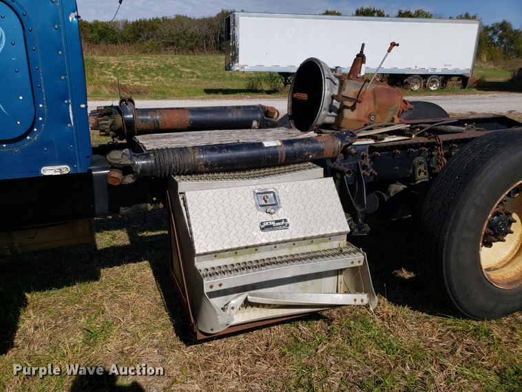 image for item DG8857 2006 International 9400i truck cab and chassis